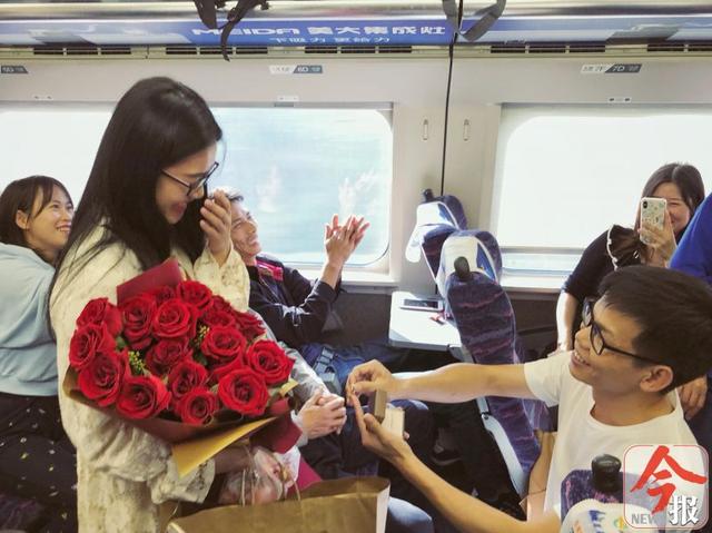  拜仁教练压力巨大！，科维托娃遭遇二十持续失利观众掌声雷动